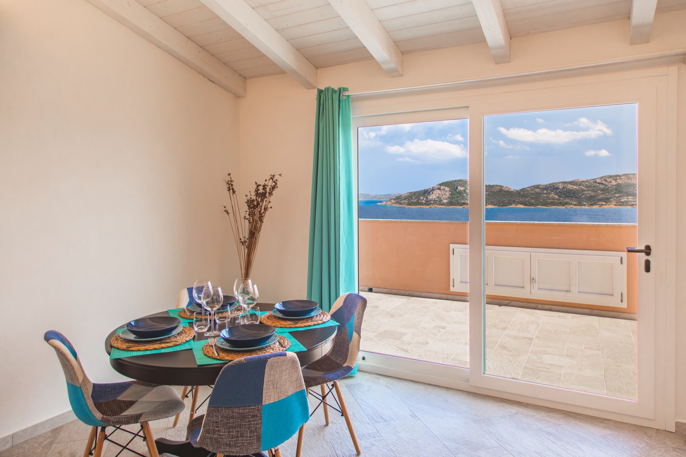 Zona giorno della Suite Deluxe con tavola apparecchiata e vista mare